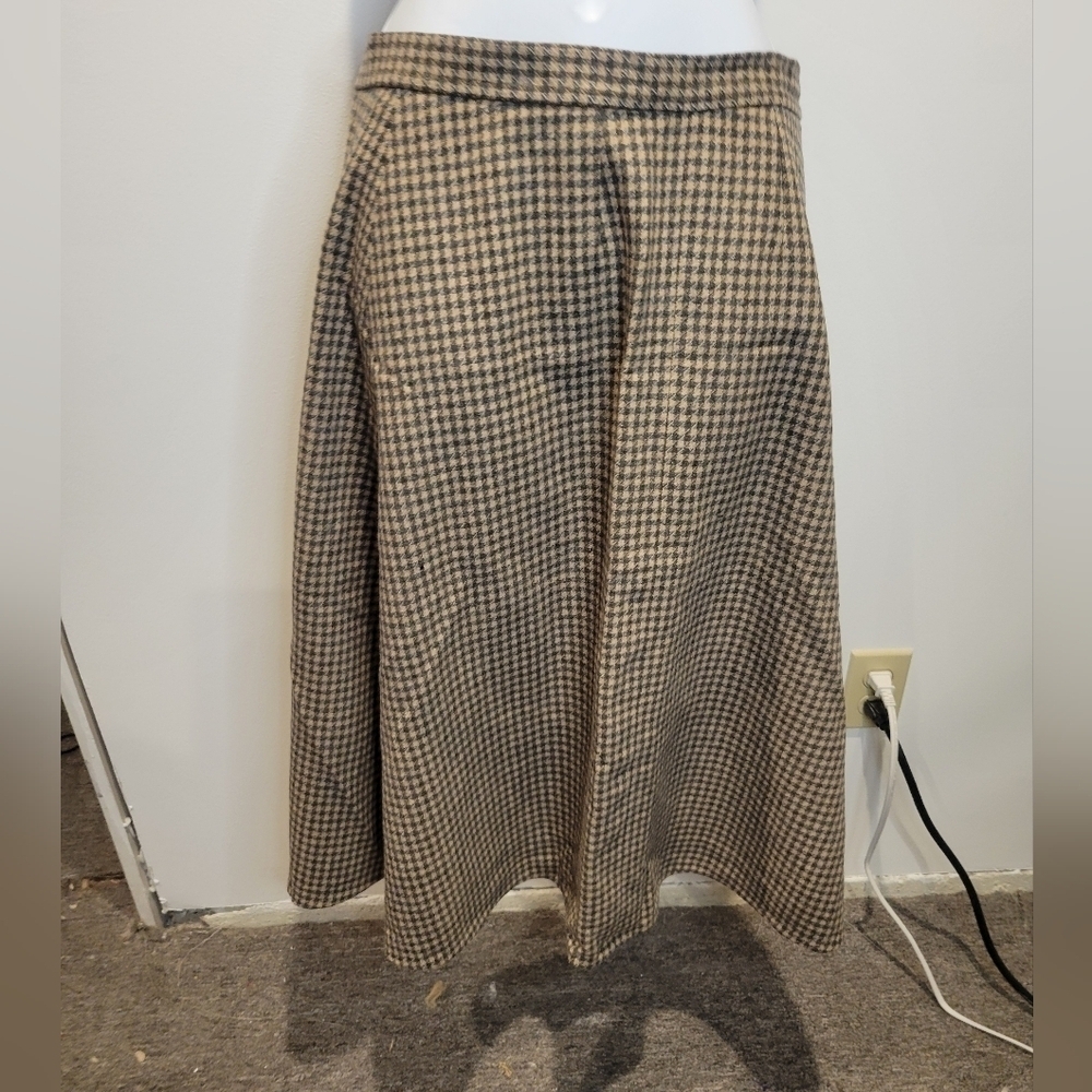 Vintage I. Magnin size s wool brown/black houndstooth pattern skirt. Small flaw